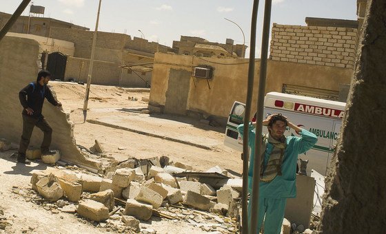 من الأرشيف: أطباء يزورون عيادة في أجدابيا، ليبيا، دمرت خلال هجمات نيسان/أبريل 2021.